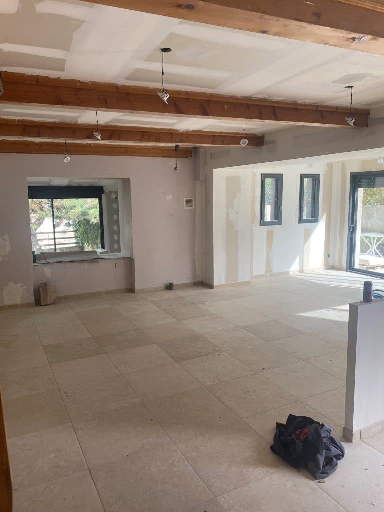 travaux de rénovation d'électricité dans un salon